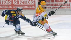 Ambris Raeto Raffainer (links) gegen den Zuger Damien Brunner (rechts). (Bild: Keystone)