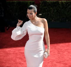 Ganz in Weiss: Kim Kardashian auf einem roten Teppich in Los Angeles. (Bild: Keystone)