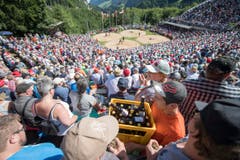 Der Nachschub an Bier darf nicht fehlen in der Schwingerarena. (Bild: Urs Flüeler/Keystone)