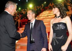 Adolf Ogi (links) begrüsst Viktor und Renate Röthlin. (Bild: André Häfliger/Neue LZ)