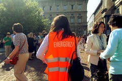 Selbst im etwa 150 Kilometer entfernten Mailand werden Gebäude evakuiert. (Bild: Keystone / EPA)