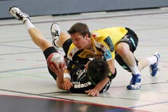 Niedergerungen: Der St.Galler David Parolo gegen Nicolas Raemy vom HC Kriens-Luzern. (Bild: Philipp Schmidli/Neue LZ)