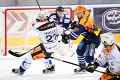 Zugs Josh Holden (links) wird von Ambri-Topskorer Mikko Maeenpaeae behindert. (Bild: Keystone / Gabriele Putzu)