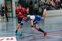 Der Krienser Daniel Fellmann, gefoult von Marvin Lier (Bild: Roger Grütter)