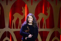 Als beste Schauspielerin wurde Henriette Confurius ZDF-Mehrteiler "Tannbach - Schicksal eines Dorfes") geehrt, die ganz unglamourös in Jeans auf der Bühne erschien. (Bild: EPA / Britta Pedersen)