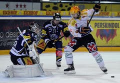 Die Zuger Markkanen und Fischer gegen Ritchie. (Bild: Keystone)