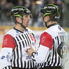 Die Referees Didier Massy, links, und Marco Prugger. (Bild: Keystone)