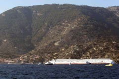 Die rechte Hälfte des Luxusschiffs Costa Concordia liegt unter Wasser. (Bild: Keystone / AP)