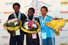 Beatrice Chepkoech, Cynthia Kosgei und Maryanne Wanjiru (von links) auf dem Podium nach dem Elite Rennen der Frauen am Luzerner Stadtlauf (Bild: Philipp Schmidli / Neue LZ)