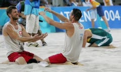 Patrick Heuscher (links) und Stefan Kobel, Silber im Beachvolleyball, 2004 in Athen. (Bild: AP / Dave Martin)