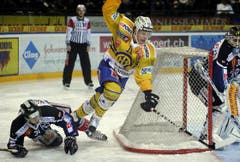 Patrick Fischer vom EV Zug wird weggeräumt von Gregory Sciaroni vom HC Davos. (Bild: Keystone)