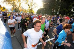 Kari Kälin, vorne, beim Start. (Bild: Nadia Schärli / Neue LZ)
