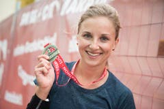 Nina Högger mit ihrer Medaille. (Bild: Boris Bürgisser (LZ))