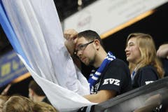 Enttäuschte EVZ-Fans nach Spielende. (Bild: Stefan Kaiser / Neue ZZ)