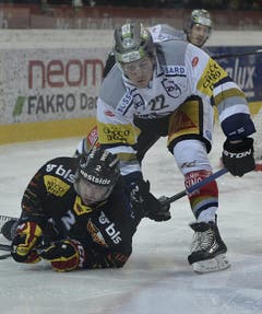 Zugs Matthias Rossi (rechts) bremst Berns Beat Gerber. (Bild: Keystone)