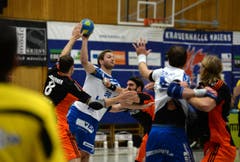Thomas Hofstetter kämpft um den Ball. (Bild: Nadia Schärli)