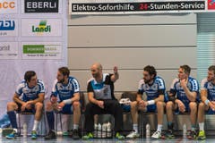 HCK-Trainer Heiko Grimm mit der Auswechelbank (Bild: Roger Grütter)