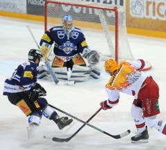 Der Lausanner Juha-Pekka Hytoenen (rechts) beim 0:4 für Lausanne gegen den Zuger Yannick Blaser (links) und Torhueter Gianluca Huser. (Bild: Keystone / Urs Flüeler)