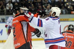 Kamen sich ins Gehege: Alessandro Chiesa (links) und Brandon Prust. (Bild: Keystone)