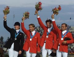 Lesley McNaught, Markus Fuchs, Beat Mändli und Willi Melliger, Silber im Springen Mannschaft, 2000 in Sydney. (Bild: AP / Christine Nesbitt)