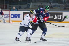 Fabian Sutter (rechts) im Duell mit Christoph Gawlik (Bild: Dominik Wunderli / Neue LZ)