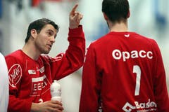 Die Krienser Roman Schelbert, links, und Andreas Portmann im Gespräch. (Bild: Philipp Schmidli / Neue LZ)