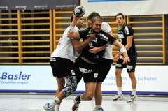 Daniel Baverud wird von zwei Thunern in die Zange genommen. (Bild: Remo Nägeli/Neue LZ)