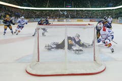 Der ZSC macht Druck auf das Tor des EVZ. (Bild: Keystone / Alexandra Wey)