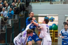 Luca Spengler vom HC Kriens-Luzern wird von Berns Valentin Striffeler zurückgehalten. (Bild: Roger Grütter)