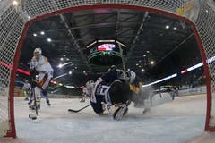 Der Lugano Stürmer Tony Martensson (links) profitiert vom Zusammenstoss zweier Zuger Spieler und schiebt ein. (Bild: Keystone / Alexandra Wey)