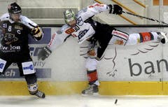 Glen Metropolit (rechts) gegen Steve Hirschi vom HC Lugano. (Bild: Keystone/Karl Mathis)