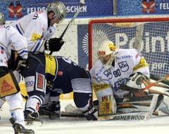 Der Zuger Alessandro Chiesa (links) foult Ambris Paolo Duca. (Bild: Keystone)