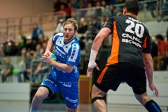 HCK-Spieler Thomas Hofstetter (links) gegen Luka Maros vom HC Kriens-Luzern. (Bild: Dominik Wunderli / Neue LZ)