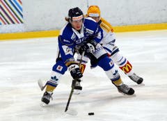 Die EVZ Academy mit David Rattaggi (vorn) gewinnt 3:2 gegen die GCK Lions. (Bild: Werner Schelbert / Neue ZZ)