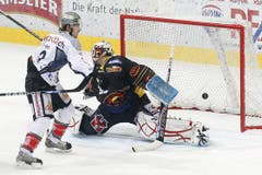 Der Zuger Fabian Sutter, links, erzielt das Tor zum 2:1.
