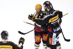 Am Ende sind es die Spieler von Lugano, die jubeln: Philippe Furrer (Mitte) trifft in der Verlängerung zum 4:3. (Bild: Samuel Golay)