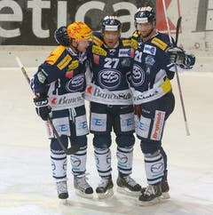Ambris Jason Williams, Richard Park und Marc Reichert feiern den Treffer zum 3:0 beim Eishockey. (Bild: Keystone)