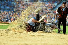 Impression vom 1. Gang zum Auftakt des Eidgenoessischen Schwing- und Aelplerfestes am 27. August 2016 in Estavayer-le-Lac. (Bild: Michael Buholzer)