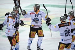 Tooor! Die Zuger Robin Grossmann, Dario Bürgler, Sandro Zangger, Reto Suri und Dominic Lammer (von links) jubeln. (Bild: Keystone / Marcel Bieri)