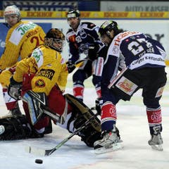 Der Zuger Josh Holden, rechts, gegen Goalie Urban Leimbacher. (Bild: Keystone)