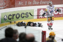 Berns Tristan Scherewy mimt den sterbenden Schwan gegen Zugs Timo Helbling. (Bild: Keystone)