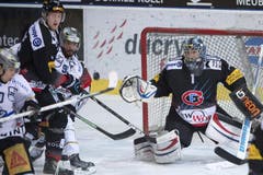 Zugs Robbie Earl gegen Martin Ness und Benjamin Conz von Fribourg-Gottéron. (Bild: Keystone)