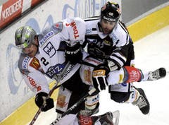 Alessandro Chiesa (links) im Duell gegen Luganos Daniel Steiner. (Bild: Keystone/Karl Mathis)