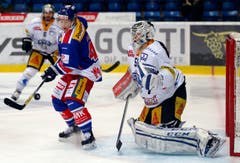 Mathis Olimb von den Kloten Flyers trifft zum 1:0. (Bild: Keystone / Patrick B. Krämer)