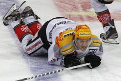 EVZ-Topskorer Damien Brunner liegt am Boden. (Bild: Keystone)