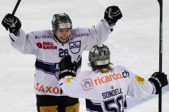 Die beiden Assistgeber zum 2:2 jubeln: Zugs Reto Suri (links) und Daniel Sondell. Fabian Sutter schoss den Treffer. (Bild: Keystone)