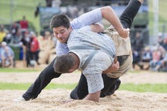 Peter Imfeld (untern) und Mike Mühlestein schwingen im ersten Gang gegeneinander. (Bild: KEYSTONE/Urs Flueeler)