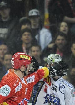 Der Bieler Philipp Wetzel und Timo Helbling vom EVZ im «Zweikampf». (Bild: Keystone)