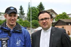 Der Ennetmooser Schwinger Christian Odermatt und der Hergiswiler Pfarrer P. Eugen Yurchenko (Bild: Robert Hess / Neue OZ)