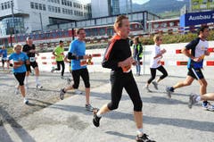 Die Läufer auf der Allmend kurz vor dem Tunnel. (Bild: Eveline Beerkircher / Neue LZ)